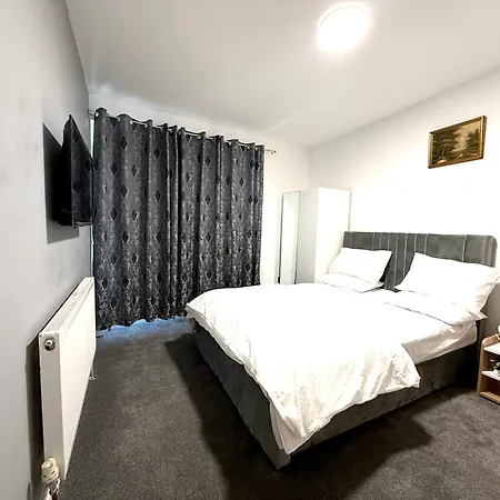 Deluxe In Beautiful Bournville Village Hotel Birmingham