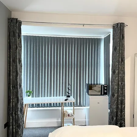Hotel Deluxe In Beautiful Bournville Village Birmingham